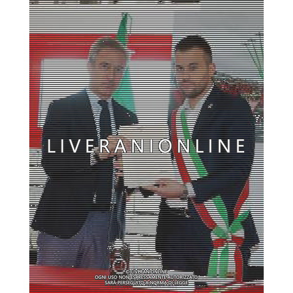 IMOLA 19 01 2024 AUTODROMO ENZO E DINO FERRARI FERRARI CLUB IMOLA INAUGURAZIONE NUOVA SEDE SOCIALE PRESSO LA SALA TERRE E MOTORI NELLA FOTO PRESIDENTE FERRARI CLUB IMOLA GIANMARCO GAMBERINI E SINDACO MARCO PANIERI CON I DOCUMENTI STORICI DELL\'AUTODROMO DONATI DAL COMUNE DI IMOLA AL CLUB ©SANNA/AGENZIA ALDO LIVERANI SAS