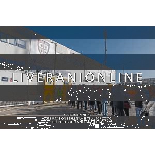 23/1/2024. Camera ardente di Luigi (GIGI) Riva (Rombo di tuono), morto il 22/1/2024, calciatore famoso in tutto il mondo, presso lo stadio Unipol Domus di Cagliari. Gioco nel Cagliari Calcio dello scudetto 1969-1970 e nella nazionale Italiana di calcio. Ad oggi detiene il maggior numero di gol segnati in nazionale. Foto Salvatore Moi/Agenzia Aldo Liverani s.as. Nella foto: Tifosi Cagliari Calcio, attendono ingresso nella camera ardente, per salutare la salma di Luigi (GIGI) Riva ©MOI SALVATORE/AGENZIA ALDO LIVERANI SAS