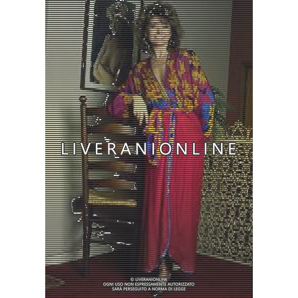 DIAP--RETROSPETTIVA PAOLA QUATTRINI ATTRICE NELLA FOTO PAOLA QUATTRINI NELL\'ANNO 1982 A MILANO NELLA SUA CASA AG ALDO LIVERANI SAS