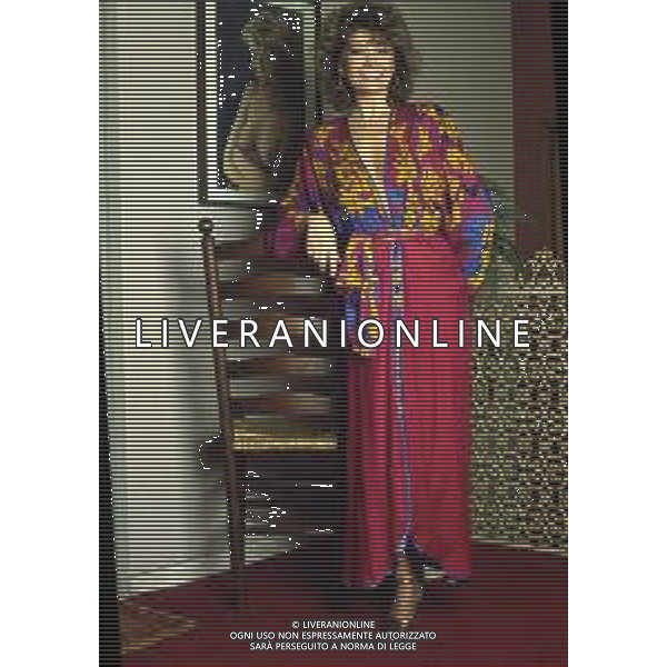 DIAP--RETROSPETTIVA PAOLA QUATTRINI ATTRICE NELLA FOTO PAOLA QUATTRINI NELL\'ANNO 1982 A MILANO NELLA SUA CASA AG ALDO LIVERANI SAS