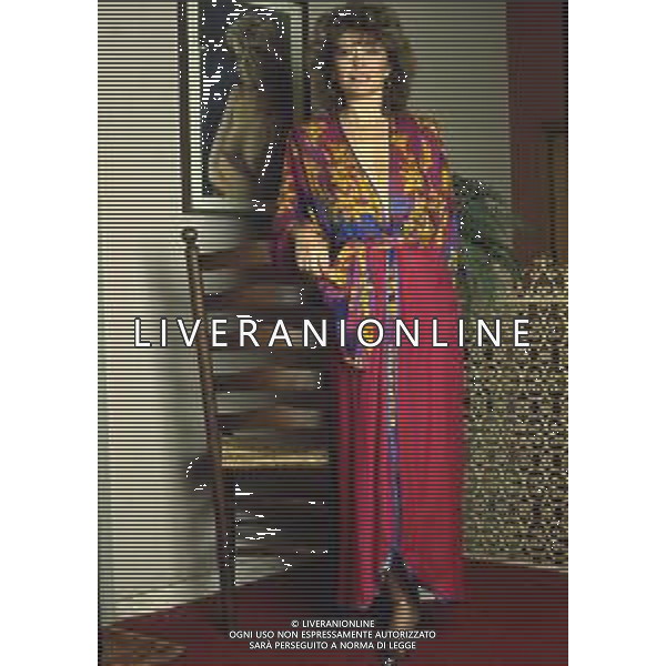 DIAP--RETROSPETTIVA PAOLA QUATTRINI ATTRICE NELLA FOTO PAOLA QUATTRINI NELL\'ANNO 1982 A MILANO NELLA SUA CASA AG ALDO LIVERANI SAS