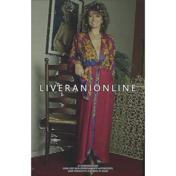 DIAP--RETROSPETTIVA PAOLA QUATTRINI ATTRICE NELLA FOTO PAOLA QUATTRINI NELL\'ANNO 1982 A MILANO NELLA SUA CASA AG ALDO LIVERANI SAS