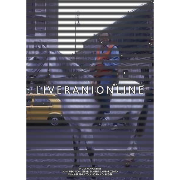 DIAP-RETROSPETTIVA JERRY CALA\' ATTORE NELLA FOTO JERRY CALA\' SUL SET DEL FILM“IL RAGAZZO DEL PONY EXPRESS“ A ROMA NELL\'ANNO 1986 FOTO EDGARDO DELLA SCORCIOSA -AG ALDO LIVERANI SAS     