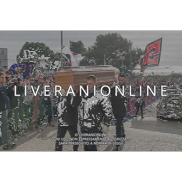 24/1/2024. Funerali di Luigi Riva (Rombo di tuono), norto il 22/1/2024, calciatore famoso in tutto il mondo, presso Basilica Madonna N.S. di Bonaria in Cagliari. Giocatore nel Cagliari Calcio dello scudetto 1969-1970 e nella nazionale Italiana di calcio. Ad oggi detiene il maggior numero di gol segnati in nazionale. Foto Salvatore Moi/Agenzia Aldo Liverani s.as. Nella foto: Bara di Luigi Riva