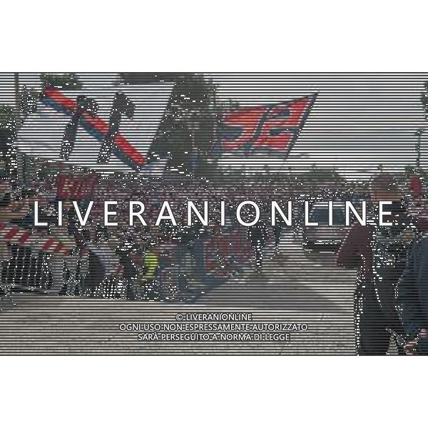 24/1/2024. Funerali di Luigi Riva (Rombo di tuono), norto il 22/1/2024, calciatore famoso in tutto il mondo, presso Basilica Madonna N.S. di Bonaria in Cagliari. Giocatore nel Cagliari Calcio dello scudetto 1969-1970 e nella nazionale Italiana di calcio. Ad oggi detiene il maggior numero di gol segnati in nazionale. Foto Salvatore Moi/Agenzia Aldo Liverani s.as. Nella foto: Tifosi Cagliari Calcio nel ricordo di Luigi Riva