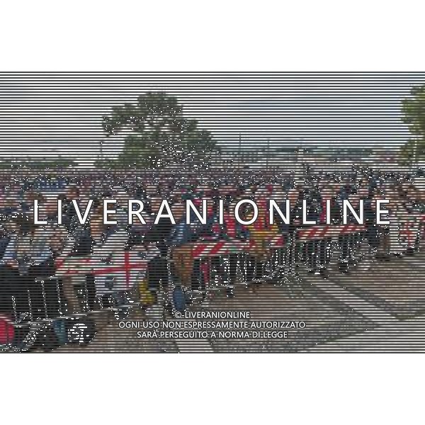 24/1/2024. Funerali di Luigi Riva (Rombo di tuono), norto il 22/1/2024, calciatore famoso in tutto il mondo, presso Basilica Madonna N.S. di Bonaria in Cagliari. Giocatore nel Cagliari Calcio dello scudetto 1969-1970 e nella nazionale Italiana di calcio. Ad oggi detiene il maggior numero di gol segnati in nazionale. Foto Salvatore Moi/Agenzia Aldo Liverani s.as. Nella foto: Tifosi Cagliari Calcio nel ricordo di Luigi Riva
