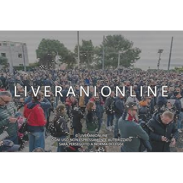 24/1/2024. Funerali di Luigi Riva (Rombo di tuono), norto il 22/1/2024, calciatore famoso in tutto il mondo, presso Basilica Madonna N.S. di Bonaria in Cagliari. Giocatore nel Cagliari Calcio dello scudetto 1969-1970 e nella nazionale Italiana di calcio. Ad oggi detiene il maggior numero di gol segnati in nazionale. Foto Salvatore Moi/Agenzia Aldo Liverani s.as. Nella foto: Tifosi Cagliari Calcio nel ricordo di Luigi Riva