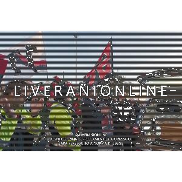 24/1/2024. Funerali di Luigi Riva (Rombo di tuono), norto il 22/1/2024, calciatore famoso in tutto il mondo, presso Basilica Madonna N.S. di Bonaria in Cagliari. Giocatore nel Cagliari Calcio dello scudetto 1969-1970 e nella nazionale Italiana di calcio. Ad oggi detiene il maggior numero di gol segnati in nazionale. Foto Salvatore Moi/Agenzia Aldo Liverani s.as. Nella foto: Bara di Luigi Riva portta da Fabio Cannavaro e Gianfranco Zola