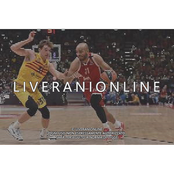 TVRG EA7 Emporio Armani Olimpia Milano vs Barcellona nella foto Shavon Shields (Olimpia Milano) e sulla SX Rokas Jokubaitis (Barcellona) Assago (MI) 26-01-2024 Mediolanum Forum Turkish Airlines EuroLeague 23a giornata regular season foto Roberto Garavaglia/Agenzia Aldo Liverani sas