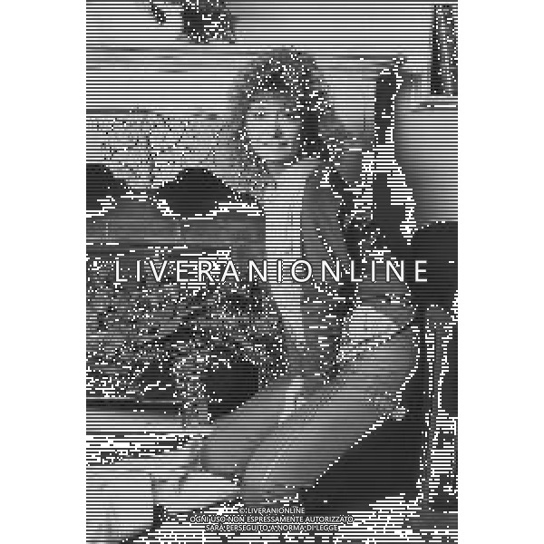 NEG-RETROPETTIVA PAOLA QUATTRINI ATTRICE NELLA FOTO PAOLA QUATTRINI NELL\'ANNO 1982 CON LA FIGLIA A MILANO AG ALDO LIVERANI SAS