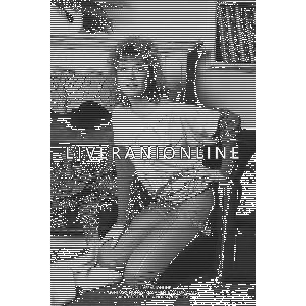 NEG-RETROPETTIVA PAOLA QUATTRINI ATTRICE NELLA FOTO PAOLA QUATTRINI NELL\'ANNO 1982 CON LA FIGLIA A MILANO AG ALDO LIVERANI SAS