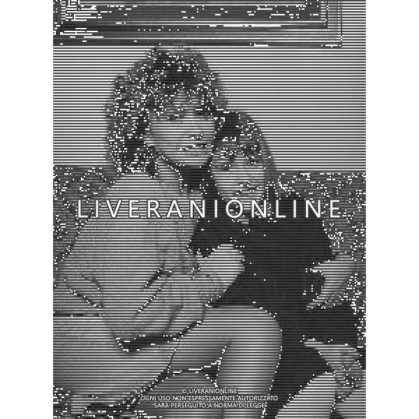 NEG-RETROPETTIVA PAOLA QUATTRINI ATTRICE NELLA FOTO PAOLA QUATTRINI NELL\'ANNO 1982 CON LA FIGLIA A MILANO AG ALDO LIVERANI SAS