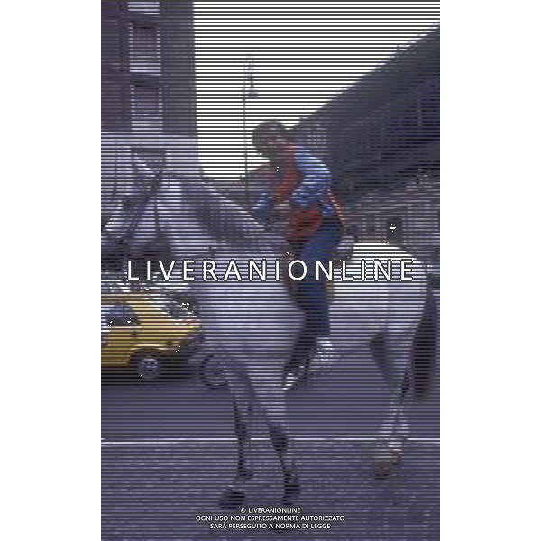 DIAP-RETROSPETTIVA JERRY CALA\' ATTORE NELLA FOTO JERRY CALA\' CON ISABELLA FERRARI SUL SET DEL FILM“IL RAGAZZO DEL PONY EXPRESS“ A ROMA NELL\'ANNO 1986 FOTO EDGARDO DELLA SCORCIOSA -AG ALDO LIVERANI SAS