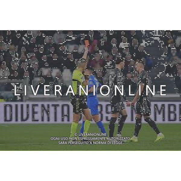 Torino 27.01.2024 Allianz Stadium @Manuela Viganti/Ag. Aldo Liverani sas Juventus vs Empoli Campionato Calcio Serie A TIM 2023/2024 22a giornata Nella foto: l\'arbitro livio marinelli dopo una revisione al var estrae il cartellino rosso per l\'espulsione di arkadiusz milik ©Manuela Viganti/AGENZIA ALDO LIVERANI SAS