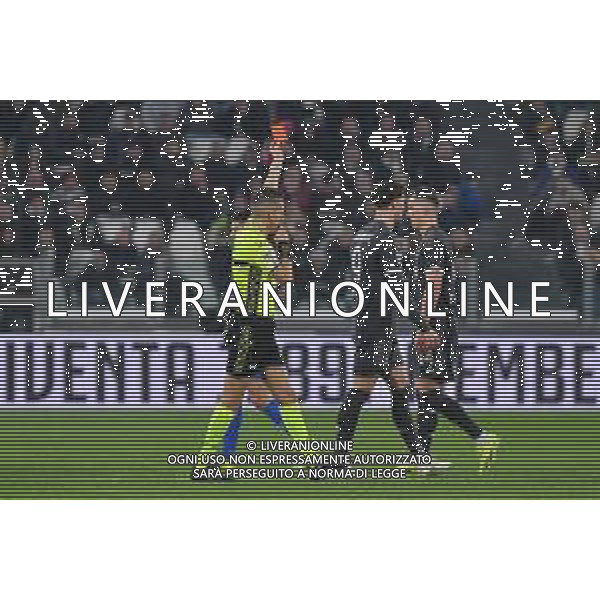 Torino 27.01.2024 Allianz Stadium @Manuela Viganti/Ag. Aldo Liverani sas Juventus vs Empoli Campionato Calcio Serie A TIM 2023/2024 22a giornata Nella foto: l\'arbitro livio marinelli dopo una revisione al var estrae il cartellino rosso per l\'espulsione di arkadiusz milik ©Manuela Viganti/AGENZIA ALDO LIVERANI SAS