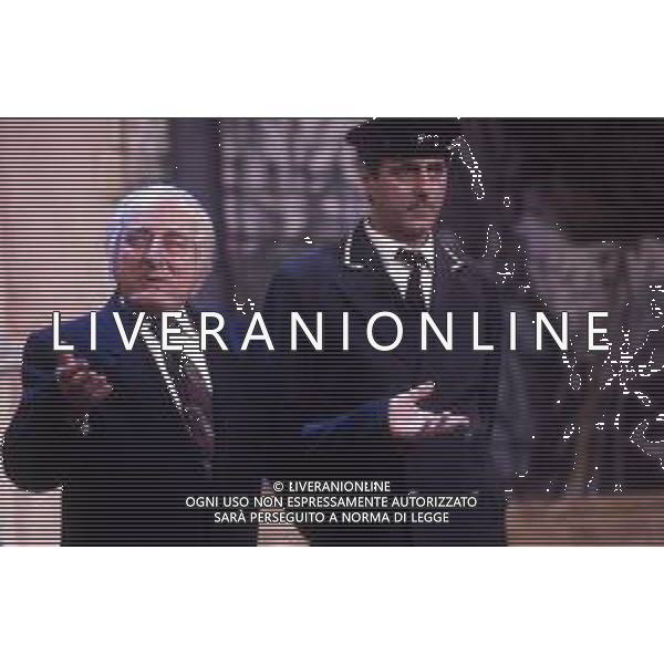 DIAP-RETROSPETTIVA ORESTE LIONELLO ATTORE NELLA FOTO ORESTE LIONELLO TRASMISSIONE TELEVISIVA BAGAGLINO PUNTATA CHAMPAGNE ANNO 1995-1998 CON MANILO DOVI\' IMTAZIONE FRANCESCO COSSIGA E OSCAR SCALFARO AG ALDO LIVERANI SAS