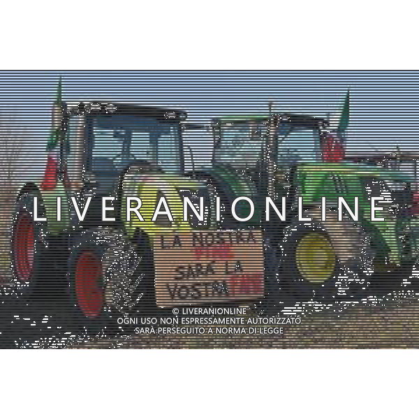 TVRG Presidio agricoltori Arluno (MI) 01-02-2024 Il presidio degli agricoltori, nei pressi del casello dell\'autostrada A4, in segno di protesta contro le politiche adottate dall\'Unione Europea sul tema dell\'agricoltura foto Roberto Garavaglia/Agenzia Aldo Liverani sas
