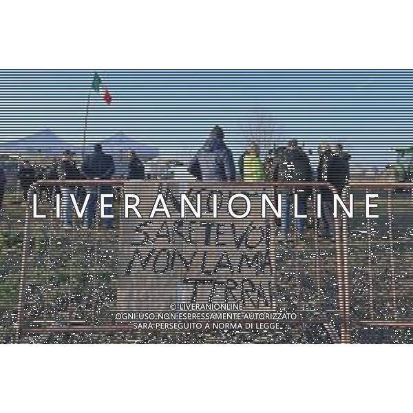 TVRG Presidio agricoltori Arluno (MI) 01-02-2024 Il presidio degli agricoltori, nei pressi del casello dell\'autostrada A4, in segno di protesta contro le politiche adottate dall\'Unione Europea sul tema dell\'agricoltura foto Roberto Garavaglia/Agenzia Aldo Liverani sas