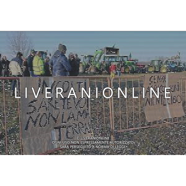 TVRG Presidio agricoltori Arluno (MI) 01-02-2024 Il presidio degli agricoltori, nei pressi del casello dell\'autostrada A4, in segno di protesta contro le politiche adottate dall\'Unione Europea sul tema dell\'agricoltura foto Roberto Garavaglia/Agenzia Aldo Liverani sas