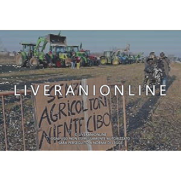TVRG Presidio agricoltori Arluno (MI) 01-02-2024 Il presidio degli agricoltori, nei pressi del casello dell\'autostrada A4, in segno di protesta contro le politiche adottate dall\'Unione Europea sul tema dell\'agricoltura foto Roberto Garavaglia/Agenzia Aldo Liverani sas