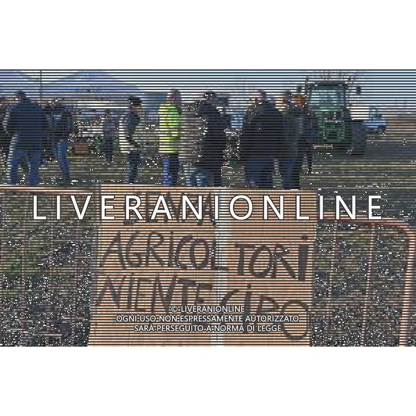 TVRG Presidio agricoltori Arluno (MI) 01-02-2024 Il presidio degli agricoltori, nei pressi del casello dell\'autostrada A4, in segno di protesta contro le politiche adottate dall\'Unione Europea sul tema dell\'agricoltura foto Roberto Garavaglia/Agenzia Aldo Liverani sas
