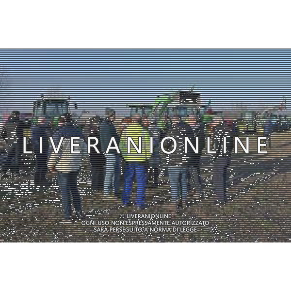 TVRG Presidio agricoltori Arluno (MI) 01-02-2024 Il presidio degli agricoltori, nei pressi del casello dell\'autostrada A4, in segno di protesta contro le politiche adottate dall\'Unione Europea sul tema dell\'agricoltura foto Roberto Garavaglia/Agenzia Aldo Liverani sas
