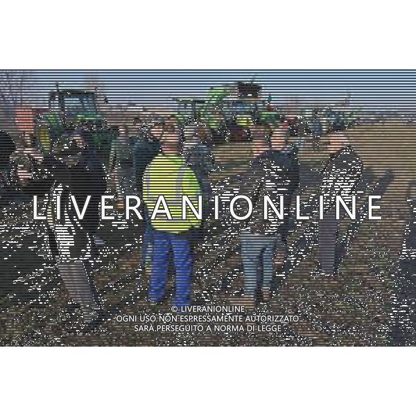 TVRG Presidio agricoltori Arluno (MI) 01-02-2024 Il presidio degli agricoltori, nei pressi del casello dell\'autostrada A4, in segno di protesta contro le politiche adottate dall\'Unione Europea sul tema dell\'agricoltura foto Roberto Garavaglia/Agenzia Aldo Liverani sas