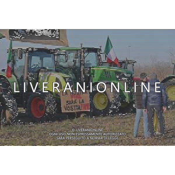TVRG Presidio agricoltori Arluno (MI) 01-02-2024 Il presidio degli agricoltori, nei pressi del casello dell\'autostrada A4, in segno di protesta contro le politiche adottate dall\'Unione Europea sul tema dell\'agricoltura foto Roberto Garavaglia/Agenzia Aldo Liverani sas