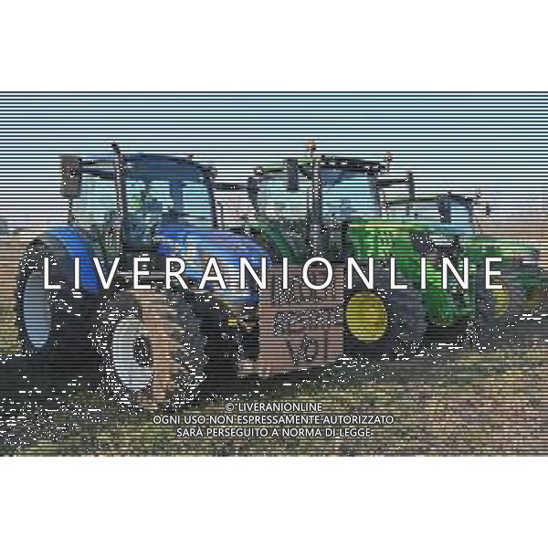 TVRG Presidio agricoltori Arluno (MI) 01-02-2024 Il presidio degli agricoltori, nei pressi del casello dell\'autostrada A4, in segno di protesta contro le politiche adottate dall\'Unione Europea sul tema dell\'agricoltura foto Roberto Garavaglia/Agenzia Aldo Liverani sas
