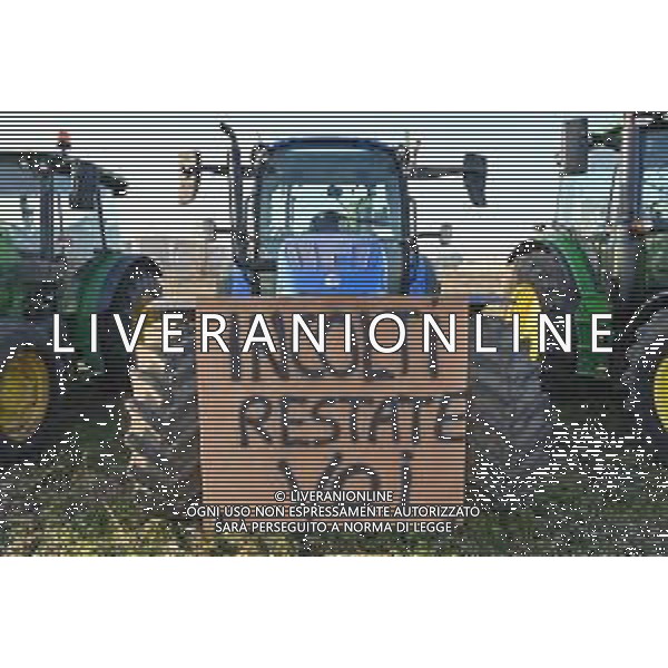 TVRG Presidio agricoltori Arluno (MI) 01-02-2024 Il presidio degli agricoltori, nei pressi del casello dell\'autostrada A4, in segno di protesta contro le politiche adottate dall\'Unione Europea sul tema dell\'agricoltura foto Roberto Garavaglia/Agenzia Aldo Liverani sas