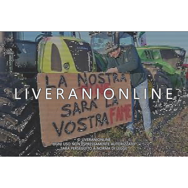 TVRG Presidio agricoltori Arluno (MI) 01-02-2024 Il presidio degli agricoltori, nei pressi del casello dell\'autostrada A4, in segno di protesta contro le politiche adottate dall\'Unione Europea sul tema dell\'agricoltura foto Roberto Garavaglia/Agenzia Aldo Liverani sas