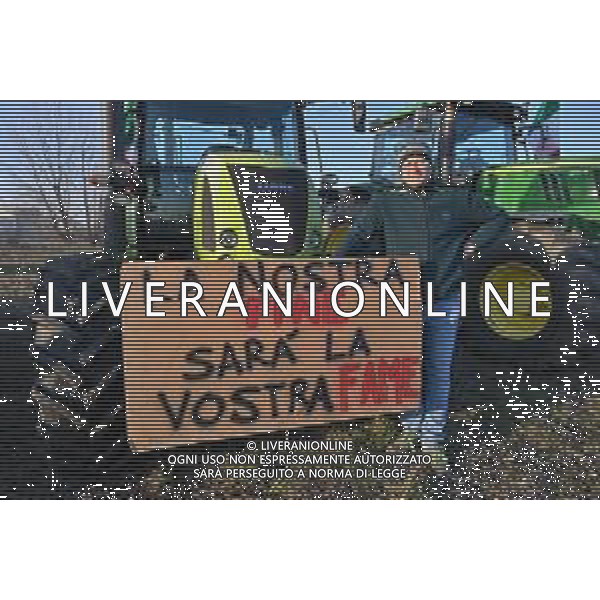 TVRG Presidio agricoltori Arluno (MI) 01-02-2024 Il presidio degli agricoltori, nei pressi del casello dell\'autostrada A4, in segno di protesta contro le politiche adottate dall\'Unione Europea sul tema dell\'agricoltura foto Roberto Garavaglia/Agenzia Aldo Liverani sas