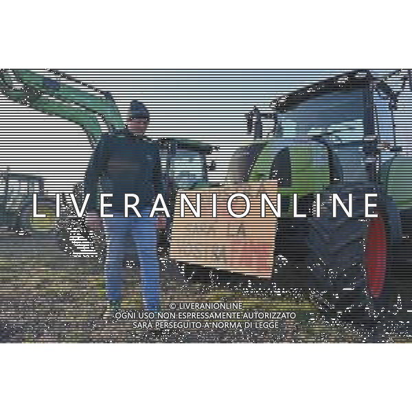 TVRG Presidio agricoltori Arluno (MI) 01-02-2024 Il presidio degli agricoltori, nei pressi del casello dell\'autostrada A4, in segno di protesta contro le politiche adottate dall\'Unione Europea sul tema dell\'agricoltura foto Roberto Garavaglia/Agenzia Aldo Liverani sas