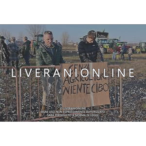 TVRG Presidio agricoltori Arluno (MI) 01-02-2024 Il presidio degli agricoltori, nei pressi del casello dell\'autostrada A4, in segno di protesta contro le politiche adottate dall\'Unione Europea sul tema dell\'agricoltura foto Roberto Garavaglia/Agenzia Aldo Liverani sas