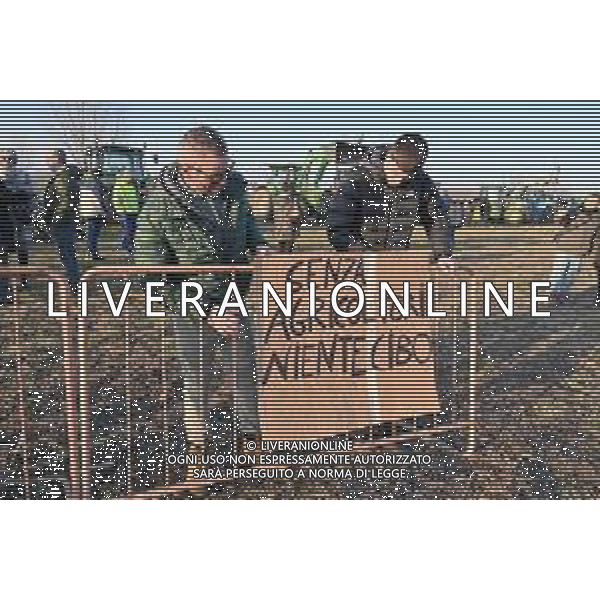 TVRG Presidio agricoltori Arluno (MI) 01-02-2024 Il presidio degli agricoltori, nei pressi del casello dell\'autostrada A4, in segno di protesta contro le politiche adottate dall\'Unione Europea sul tema dell\'agricoltura foto Roberto Garavaglia/Agenzia Aldo Liverani sas