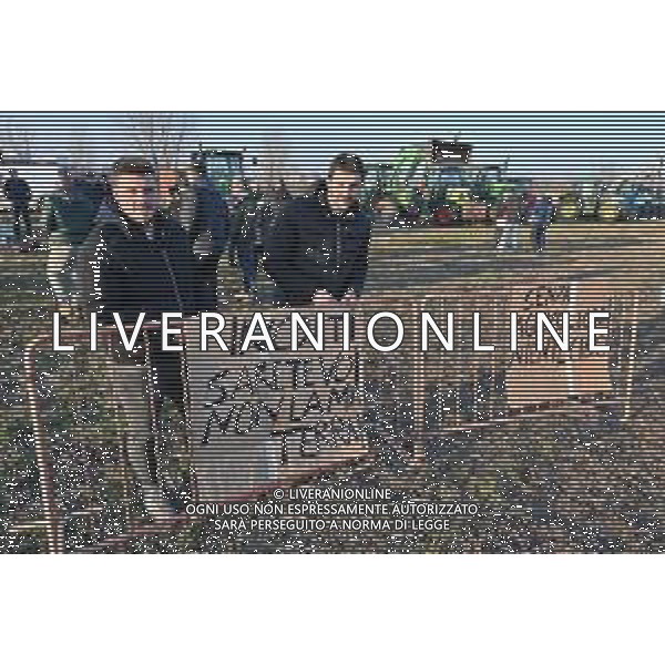TVRG Presidio agricoltori Arluno (MI) 01-02-2024 Il presidio degli agricoltori, nei pressi del casello dell\'autostrada A4, in segno di protesta contro le politiche adottate dall\'Unione Europea sul tema dell\'agricoltura foto Roberto Garavaglia/Agenzia Aldo Liverani sas