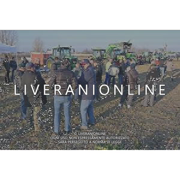 TVRG Presidio agricoltori Arluno (MI) 01-02-2024 Il presidio degli agricoltori, nei pressi del casello dell\'autostrada A4, in segno di protesta contro le politiche adottate dall\'Unione Europea sul tema dell\'agricoltura foto Roberto Garavaglia/Agenzia Aldo Liverani sas