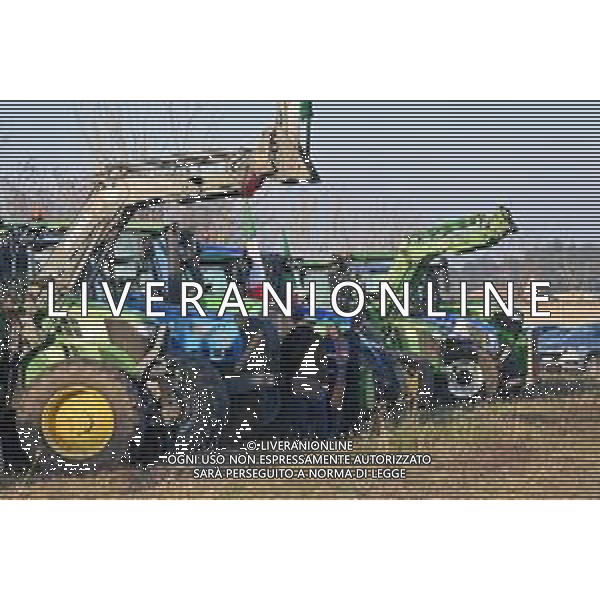 TVRG Presidio agricoltori Arluno (MI) 01-02-2024 Il presidio degli agricoltori, nei pressi del casello dell\'autostrada A4, in segno di protesta contro le politiche adottate dall\'Unione Europea sul tema dell\'agricoltura foto Roberto Garavaglia/Agenzia Aldo Liverani sas