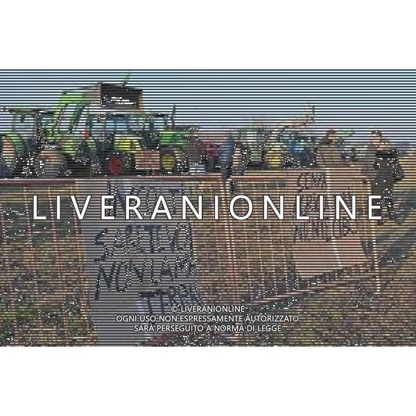 TVRG Presidio agricoltori Arluno (MI) 01-02-2024 Il presidio degli agricoltori, nei pressi del casello dell\'autostrada A4, in segno di protesta contro le politiche adottate dall\'Unione Europea sul tema dell\'agricoltura foto Roberto Garavaglia/Agenzia Aldo Liverani sas