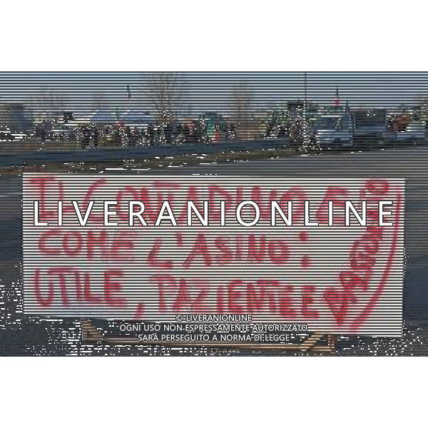 TVRG Presidio agricoltori Arluno (MI) 01-02-2024 Il presidio degli agricoltori, nei pressi del casello dell\'autostrada A4, in segno di protesta contro le politiche adottate dall\'Unione Europea sul tema dell\'agricoltura foto Roberto Garavaglia/Agenzia Aldo Liverani sas