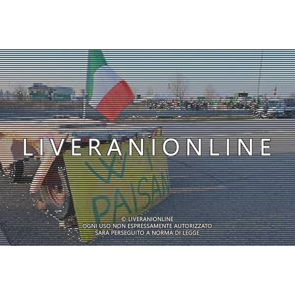 TVRG Presidio agricoltori Arluno (MI) 01-02-2024 Il presidio degli agricoltori, nei pressi del casello dell\'autostrada A4, in segno di protesta contro le politiche adottate dall\'Unione Europea sul tema dell\'agricoltura foto Roberto Garavaglia/Agenzia Aldo Liverani sas