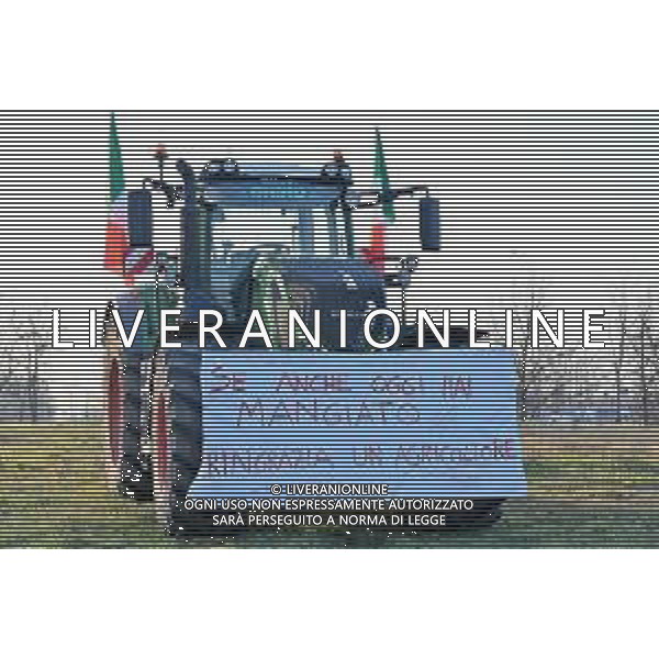 TVRG Presidio agricoltori Arluno (MI) 01-02-2024 Il presidio degli agricoltori, nei pressi del casello dell\'autostrada A4, in segno di protesta contro le politiche adottate dall\'Unione Europea sul tema dell\'agricoltura foto Roberto Garavaglia/Agenzia Aldo Liverani sas