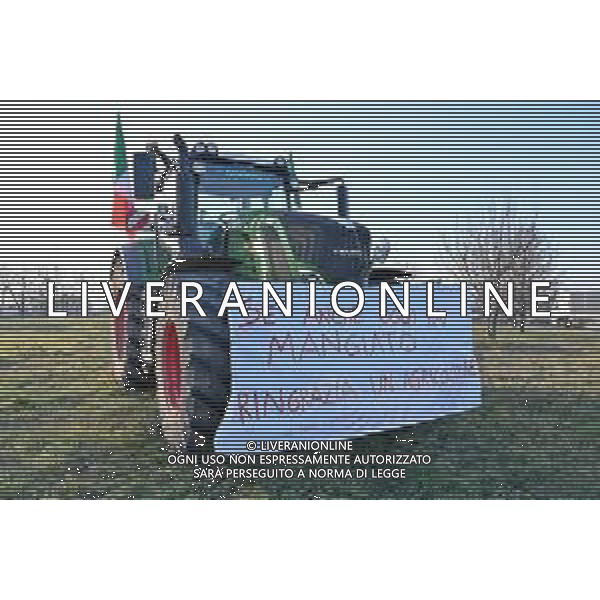 TVRG Presidio agricoltori Arluno (MI) 01-02-2024 Il presidio degli agricoltori, nei pressi del casello dell\'autostrada A4, in segno di protesta contro le politiche adottate dall\'Unione Europea sul tema dell\'agricoltura foto Roberto Garavaglia/Agenzia Aldo Liverani sas