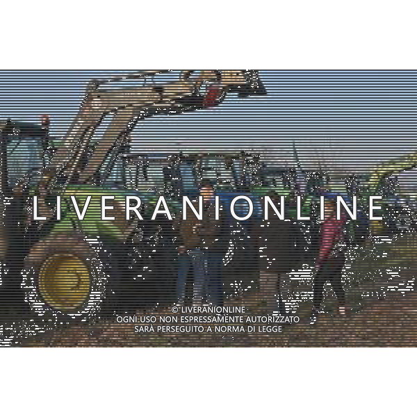 TVRG Presidio agricoltori Arluno (MI) 01-02-2024 Il presidio degli agricoltori, nei pressi del casello dell\'autostrada A4, in segno di protesta contro le politiche adottate dall\'Unione Europea sul tema dell\'agricoltura foto Roberto Garavaglia/Agenzia Aldo Liverani sas