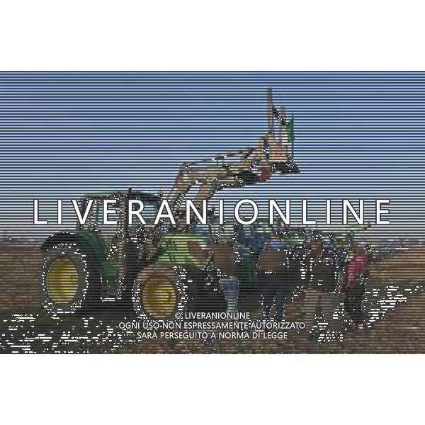 TVRG Presidio agricoltori Arluno (MI) 01-02-2024 Il presidio degli agricoltori, nei pressi del casello dell\'autostrada A4, in segno di protesta contro le politiche adottate dall\'Unione Europea sul tema dell\'agricoltura foto Roberto Garavaglia/Agenzia Aldo Liverani sas