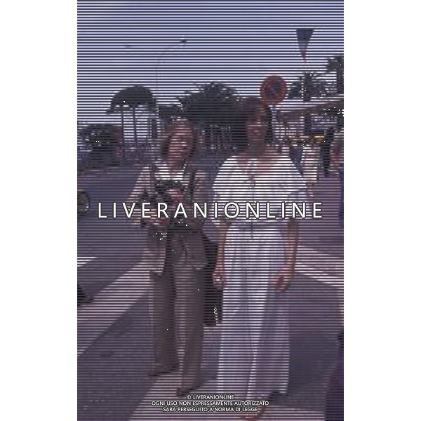 DIAP-RETROSPETTIVA SISSY SPACEK ATTRICE NELLA FOTO SISSY SPACEK CON SHELLEY DUVALL A CANNES NELL\'ANNO 1977 AG ALDO LIVERANI SAS 
