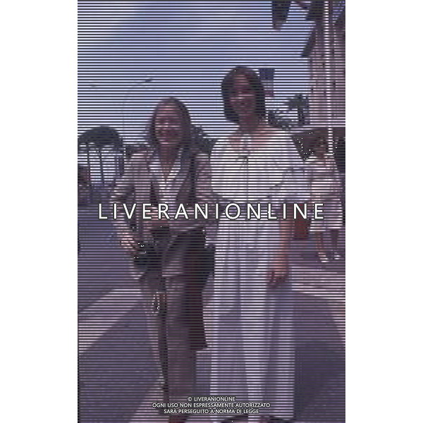 DIAP-RETROSPETTIVA SISSY SPACEK ATTRICE NELLA FOTO SISSY SPACEK CON SHELLEY DUVALL A CANNES NELL\'ANNO 1977 AG ALDO LIVERANI SAS 