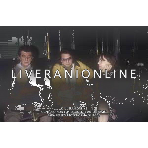 DIAP-RETROSPETTIVA LINA SASTRI ATTRICE E CANTANTE NELLA FOTO LINA SASTRI A MILANO IN TERRAZZA MARTINI CON NANNI LOY GIANCARLO GIANNINI E TULLIO DE PISCOPO NELL\'ANNO 1984 AG ALDO LIVERANI SAS
