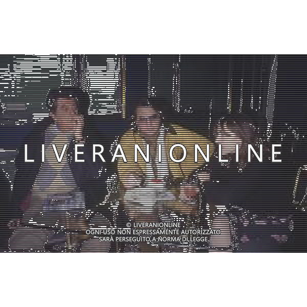 DIAP-RETROSPETTIVA LINA SASTRI ATTRICE E CANTANTE NELLA FOTO LINA SASTRI A MILANO IN TERRAZZA MARTINI CON NANNI LOY GIANCARLO GIANNINI E TULLIO DE PISCOPO NELL\'ANNO 1984 AG ALDO LIVERANI SAS