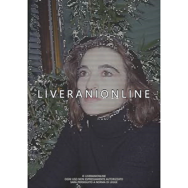 DIAP-RETROSPETTIVA LINA SASTRI ATTRICE E CANTANTE NELLA FOTO LINA SASTRI A MILANO IN TERRAZZA MARTINI CON NANNI LOY GIANCARLO GIANNINI E TULLIO DE PISCOPO NELL\'ANNO 1984 AG ALDO LIVERANI SAS